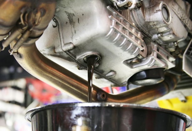 Нужно ли промывать двигатель перед заменой масла? 